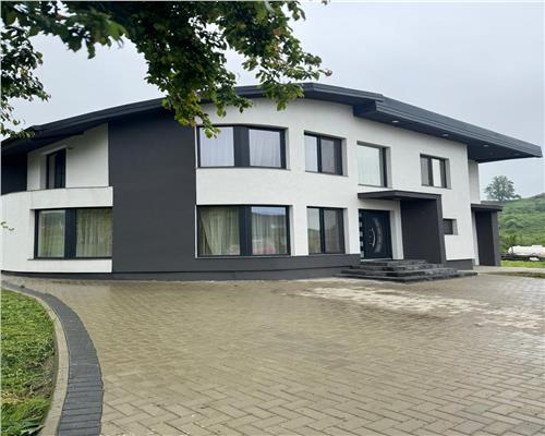 Casa de vanzare, 234.5 mp, complet mobilata si decorata premium