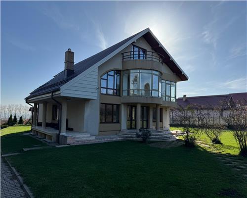 Vila deosebita de inchiriat, 200 mp, in Moara Nica, central